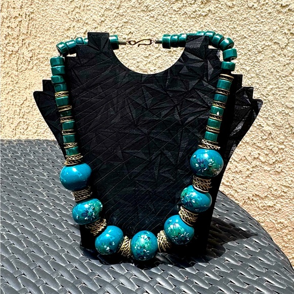 Vintage Jewelry - Ceramic beaded vintage necklace featuring a painted floral design